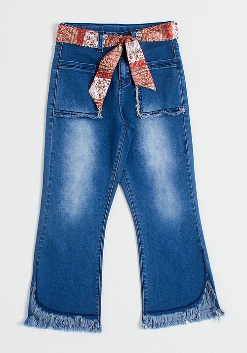 Jeans Con Cinturón Y Terminación Irregular En La Basta