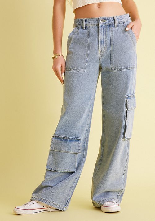 Jeans fit recto con bolsillos cargo asimetrico