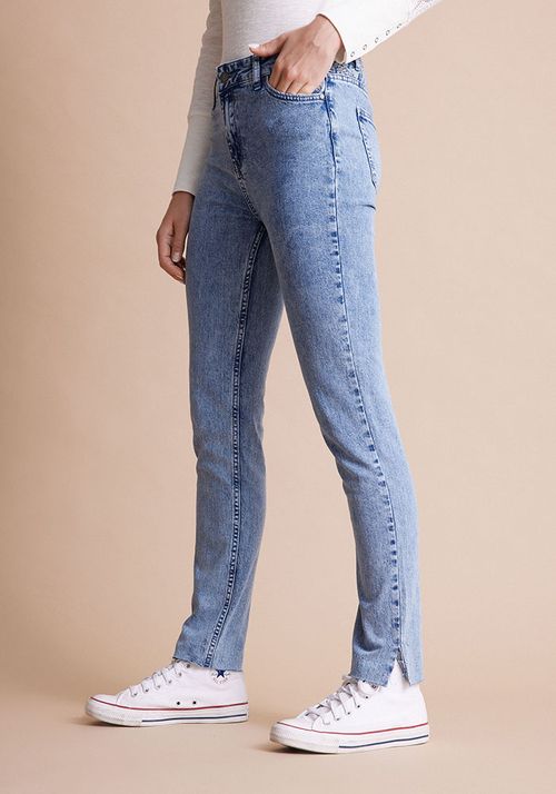 Jeans Con Detalles Bordados