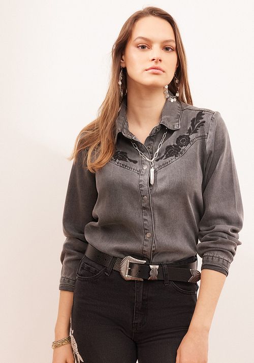 Blusa CON BORDADOS EN CANESÚ