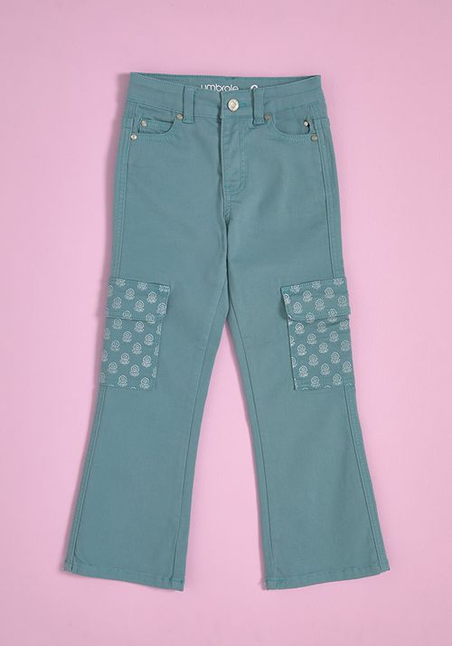 Pantalón Pantalón flare con bolsillos estampados