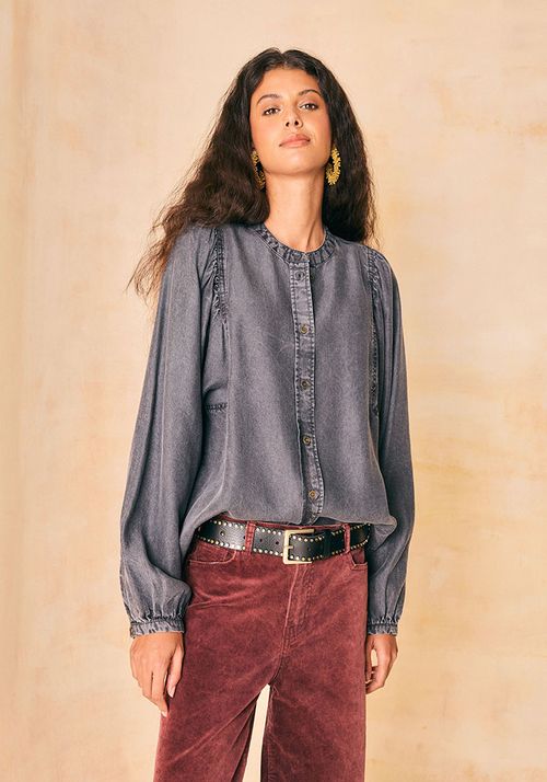 Blusa mangas aglobadas y botones metalicos