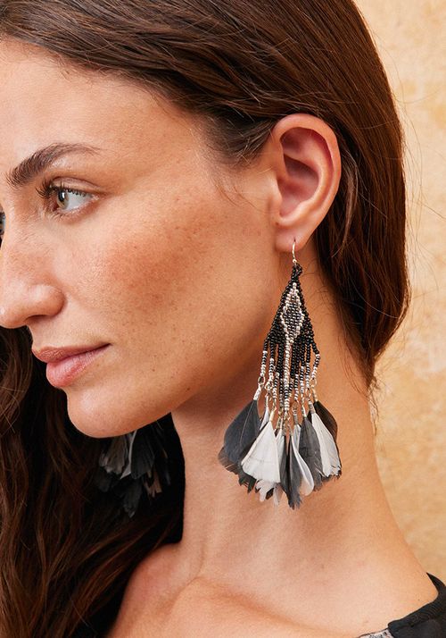 Aros colgantes mostacilla y plumas color
