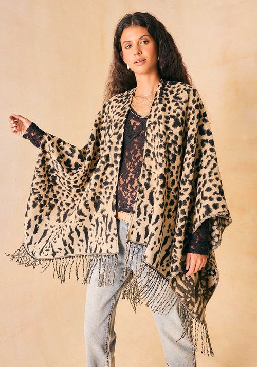 Chal ruana animal print con flecos