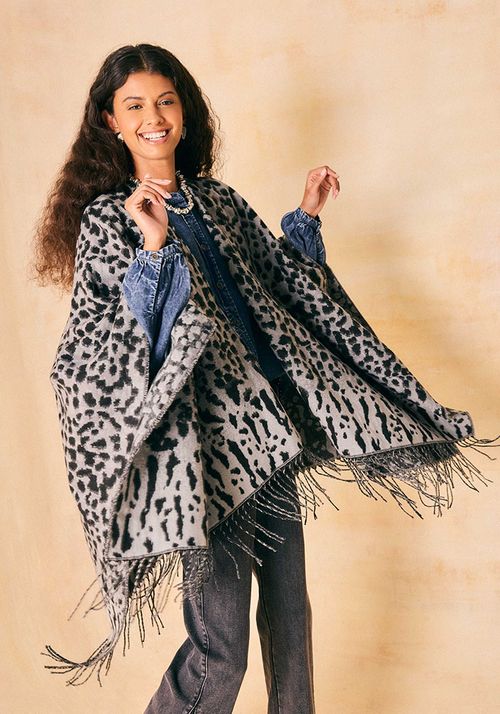 Chal ruana animal print con flecos
