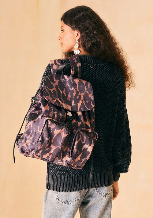 Mochila bolsillos en el frente y tapa