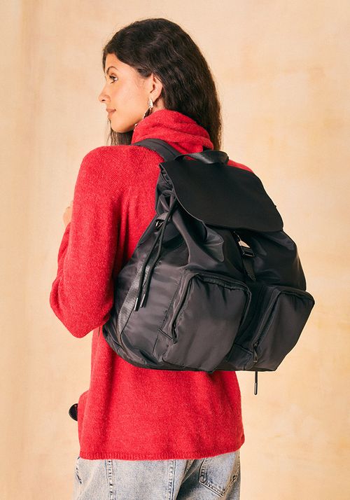 Mochila bolsillos en el frente y tapa