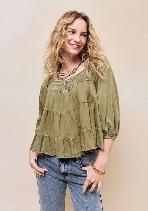 Blusa con cortes y manga aglobada