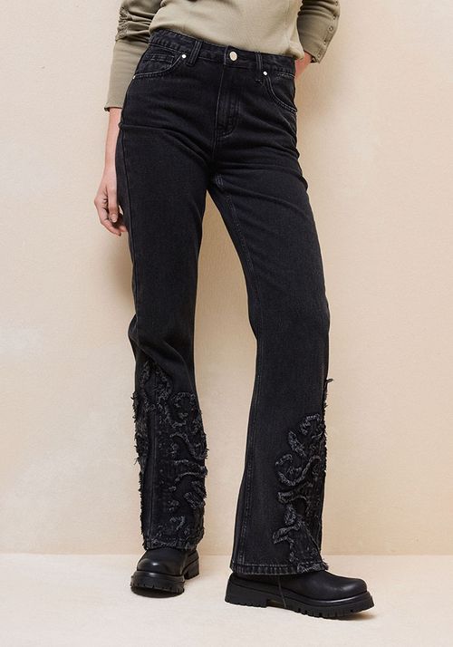 Jeans con aplicacion deflecada en botas