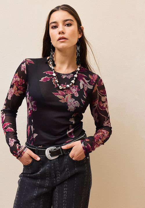 Polera estampado y cortes