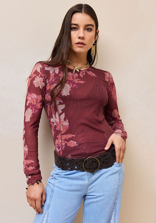 Polera estampado y cortes