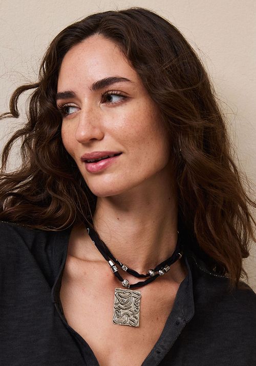 Collar Tela y Medallon