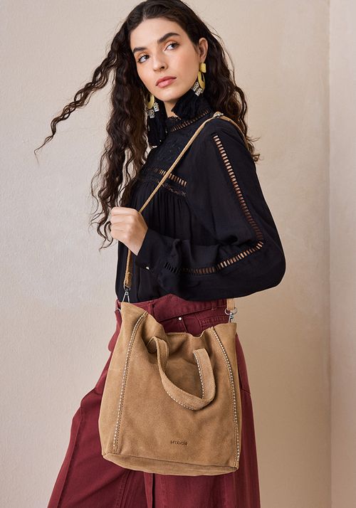 Cartera cuero con detalles y tira ajustable