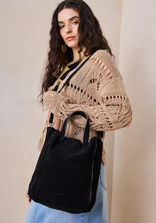 Cartera cuero con detalles y tira ajustable