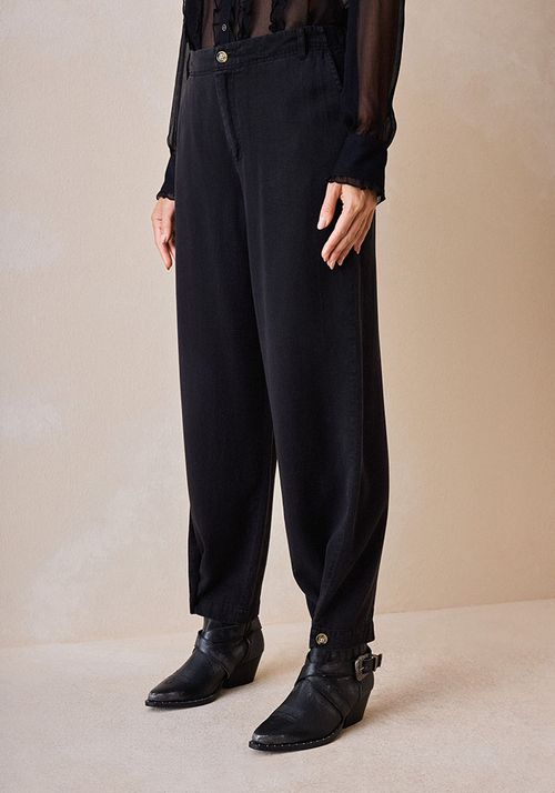 Pantalón Detalle En Botón En Ruedo