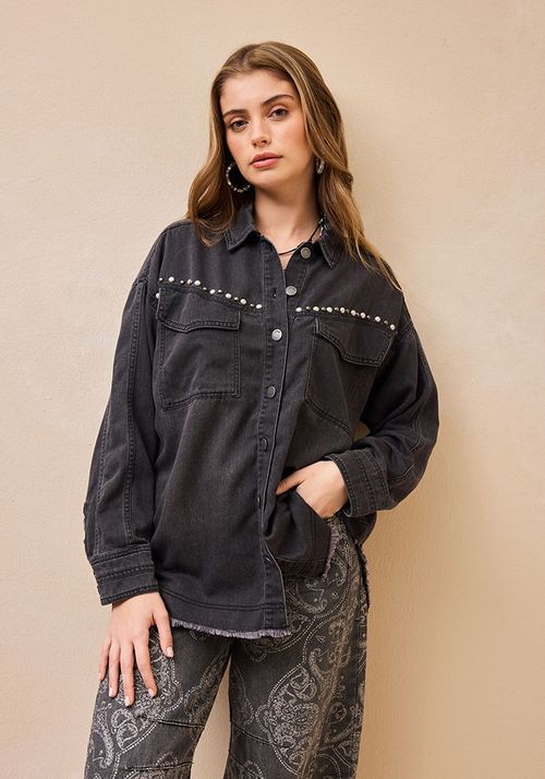 Blusa con aplicacion de tachas