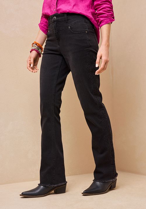 Jeans bordados en costados