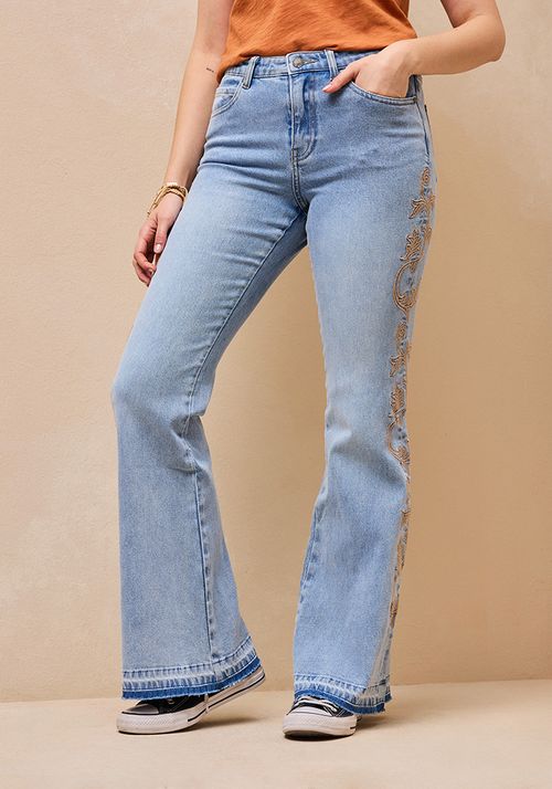 Jeans con bordados en costados