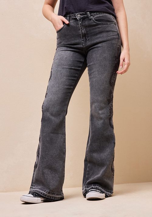 Jeans con bordados en costados