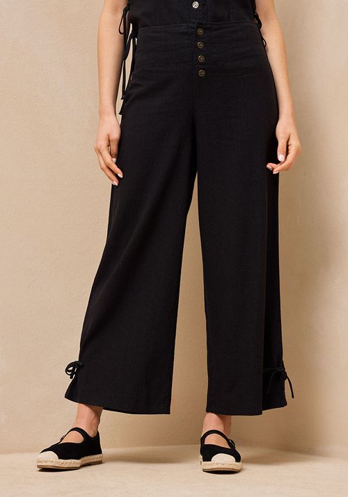 Pantalón botones en delantero y amarras en bota