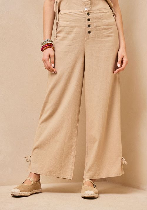 Pantalón botones en delantero y amarras en bota