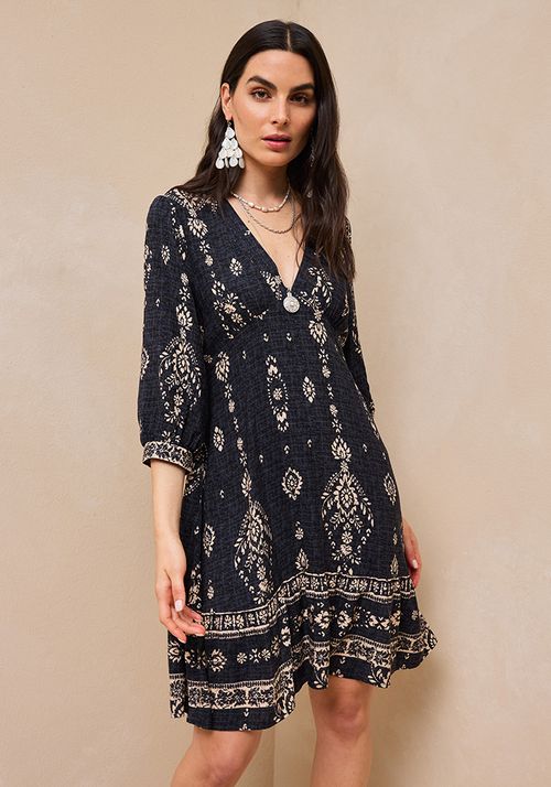 Vestido estampado y corte bajo busto