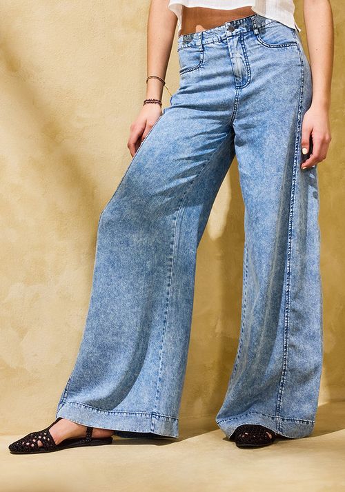 Pantalón con cortes en costados
