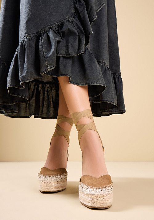 Alpargata de cuero con cuña y detalle macramé Mujer