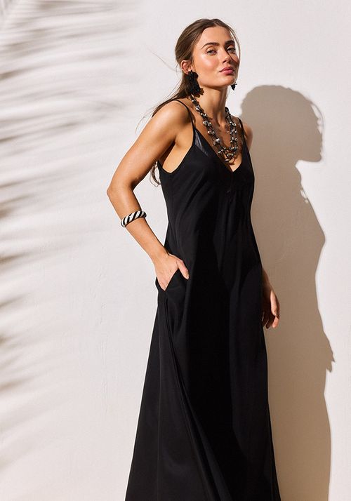 Vestido con bolsillos y aplicacion en escote
