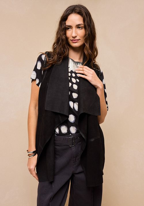 Chaqueta de cuero Detalle de Tachas en Hombros y Canesú