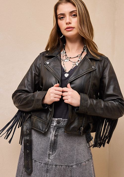 Chaqueta de cuero tipo biker con flecos en espalda y mangas