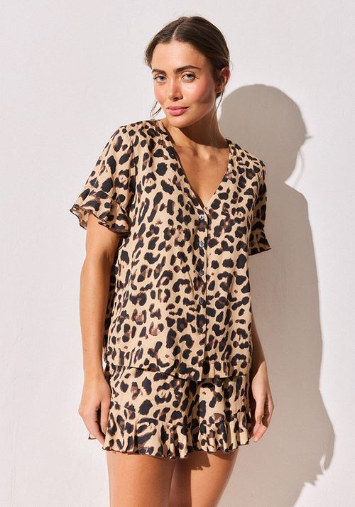 Pijama estampado con vuelos en blusa y short