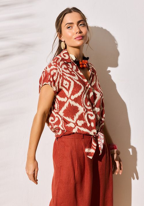 Blusa estampada y anudada en delantero