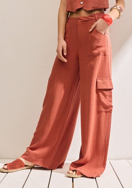 Pantalón holgado con bolsillos parche