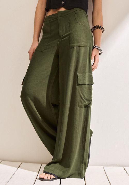 Pantalón holgado con bolsillos parche