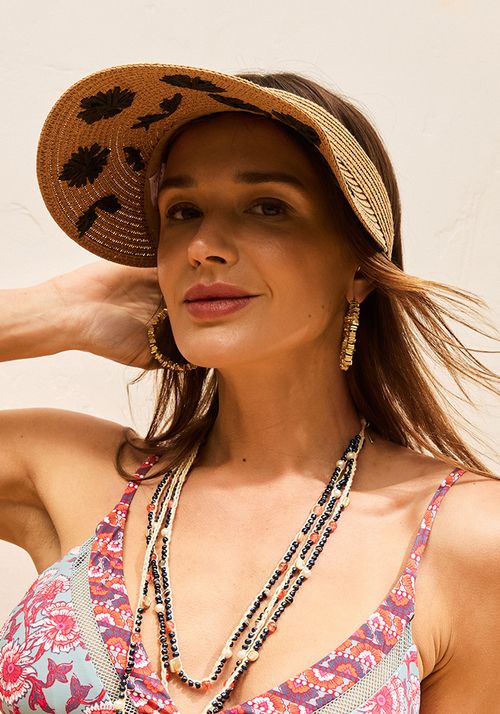 Visera playa con bordado de flores