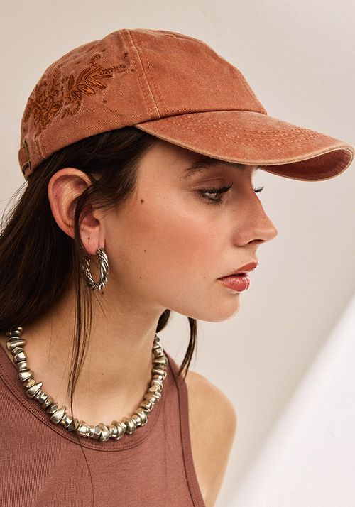 Jockey procesado con bordado lateral