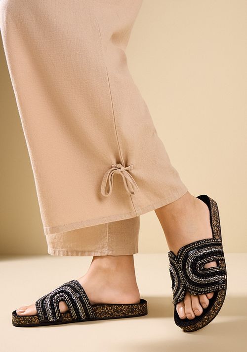 Sandalia con diseño de mostacillas