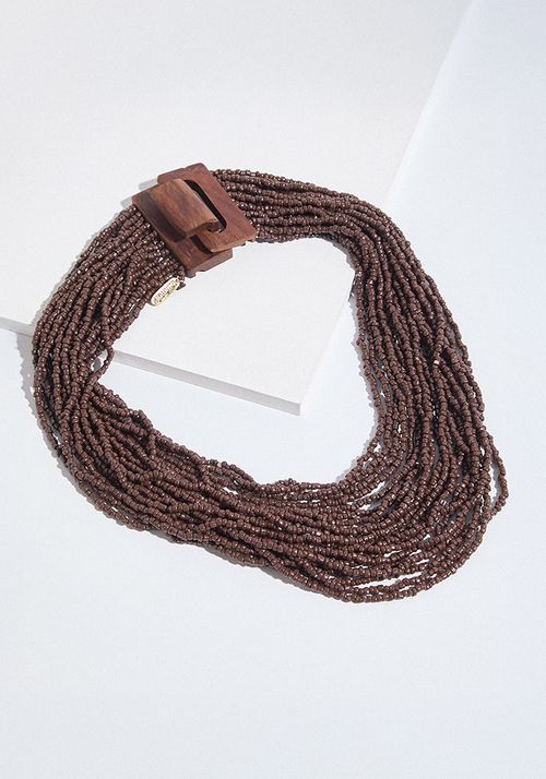 Collar con broche de madera cascada de mostacillas