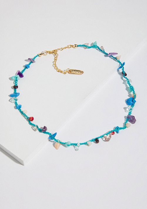 Collar tejido tipo crochet con piedras de colores