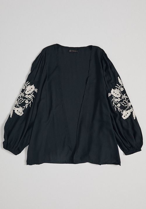 Kimono bordado en mangas