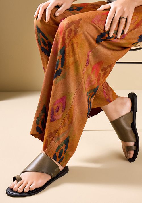 Sandalia de cuero con dedo tomado