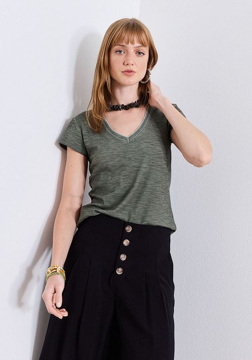 Polera Detalle de Desflecado en Escote y Manga