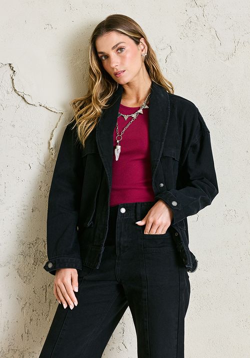 Chaqueta pliegues y bolsillos look desgastado