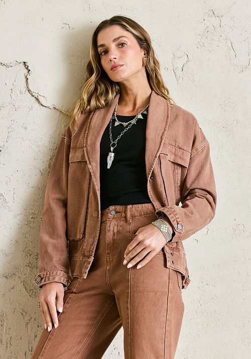 Chaqueta pliegues y bolsillos look desgastado