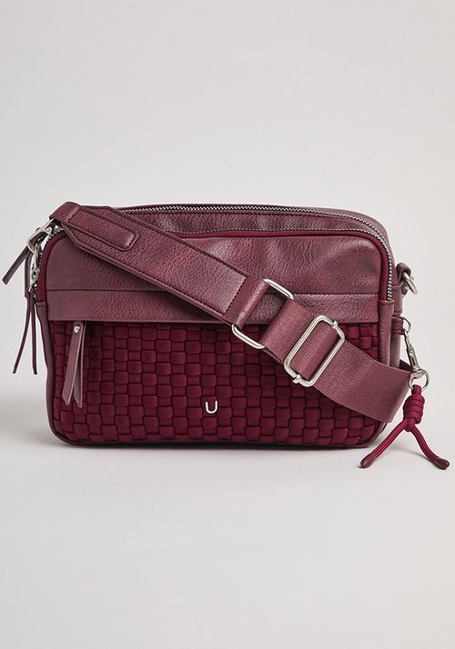 Cartera con diseño entramado