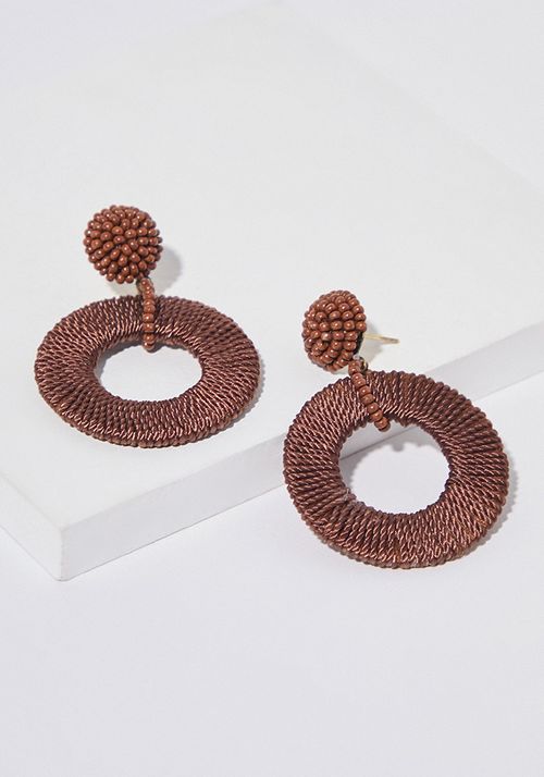 Aros colgantes de raffia y mostacilla