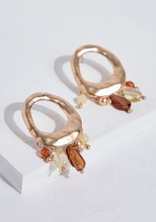 Aros con base orgánica metálica y colgantes decorativos