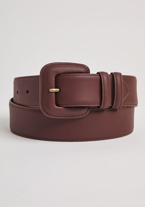 Cinturón de cuero con hebilla forrada cuero