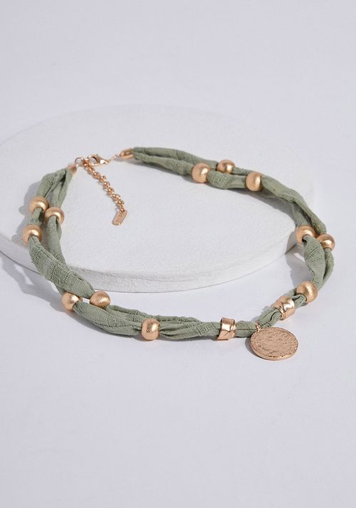 Collar cordón fruncido con cuentas metálicas y dije colgante